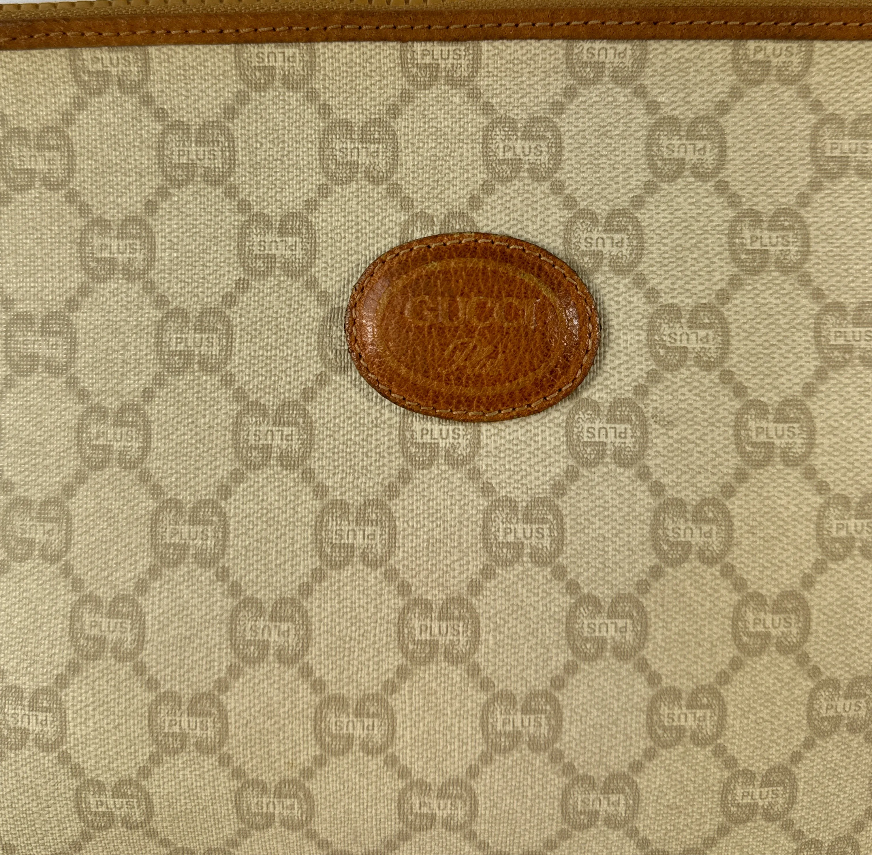 Gucci cream tan signature vintage 80s/90s zip pouch clutch